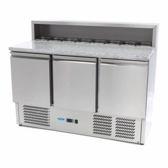   Maxima 09400205 Pizzaelőkészítő hűtött munkaasztal, háromajtós, 400 literes, beépített feltéthűtővel (8xGN1/6)