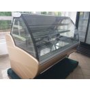 Süteményes hűtő vitrin, ventilációs hűtéssel, front és oldalpanellel ÚJ BEMUTATÓTERMI BERENDEZÉS KIS ESZTÉTIKAI HIBÁVAL.