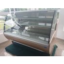 Süteményes hűtő vitrin, ventilációs hűtéssel, front és oldalpanellel ÚJ BEMUTATÓTERMI BERENDEZÉS KIS ESZTÉTIKAI HIBÁVAL.