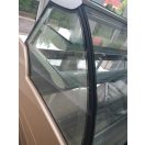 Süteményes hűtő vitrin, ventilációs hűtéssel, front és oldalpanellel ÚJ BEMUTATÓTERMI BERENDEZÉS KIS ESZTÉTIKAI HIBÁVAL.